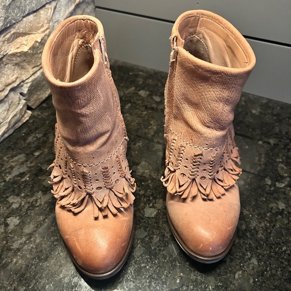 Women's size 6 , Sundance bootie - Picture 2 of 5